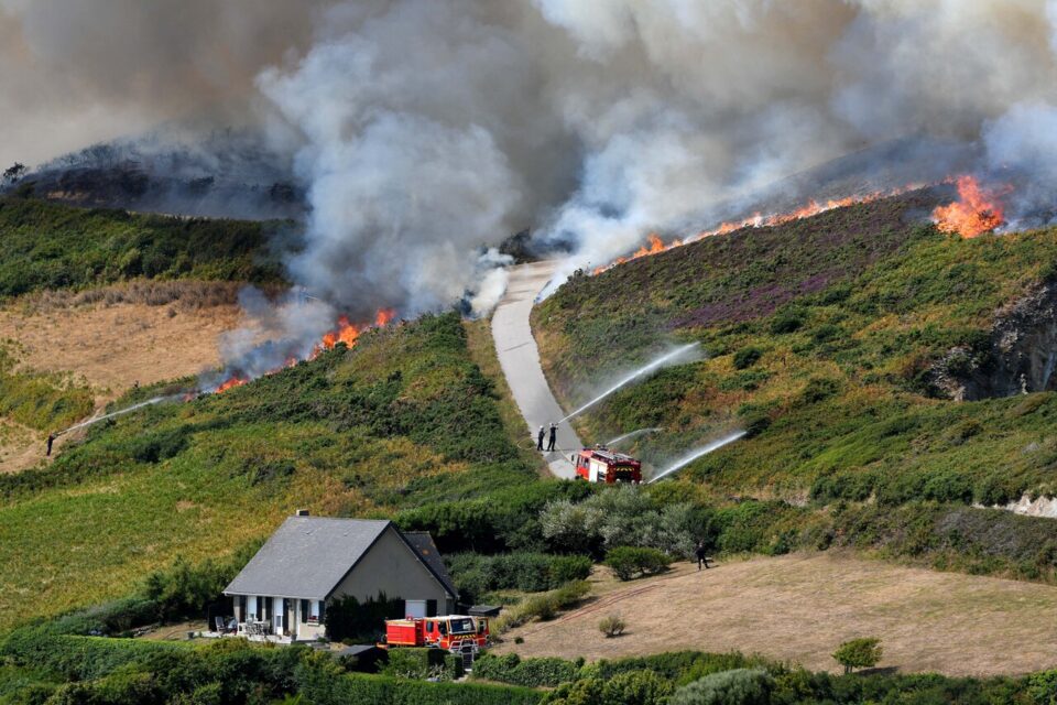 Bretagne en proie aux flammes : la sécheresse dévaste la région