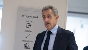 Titre: Le déclin de Nicolas Sarkozy : un ancien président en quête d’importance