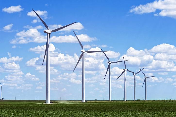 Nouvelle technologie de recharge : Les habitants de Breteuil profitent d’énergie éolienne, mais les conséquences sont inquiétantes