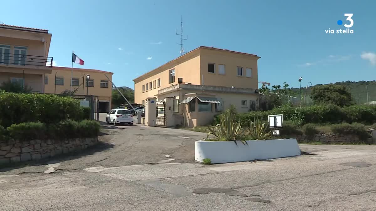 Un prévenu de car-jacking s’échappe de la justice grâce à des erreurs judiciaires évidentes